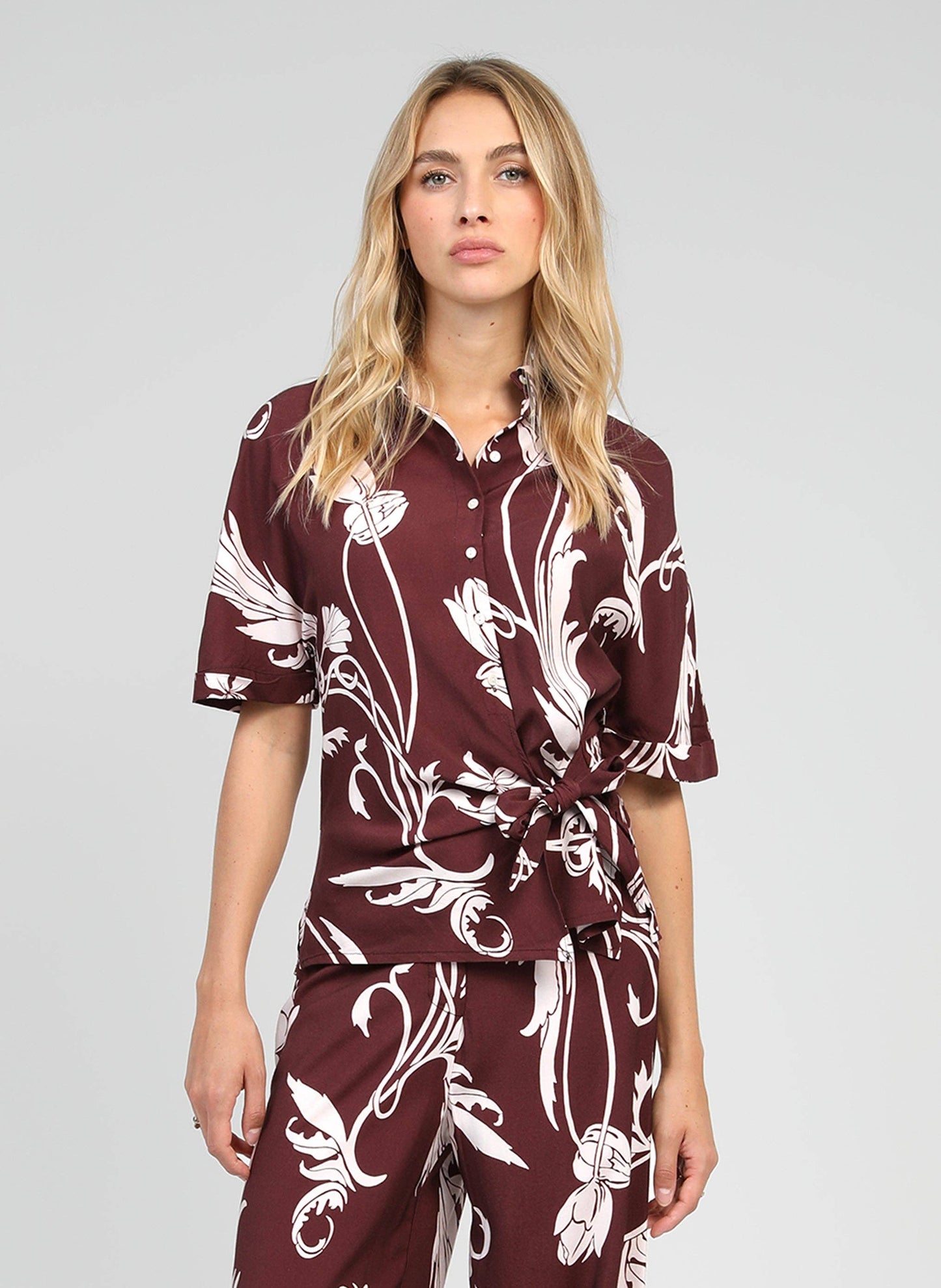 Camicia Kavy bordeaux a stampa floreale con nodo laterale