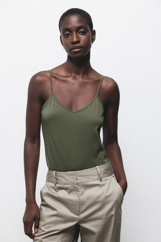 Top basic con scollo a V e spalline sottili