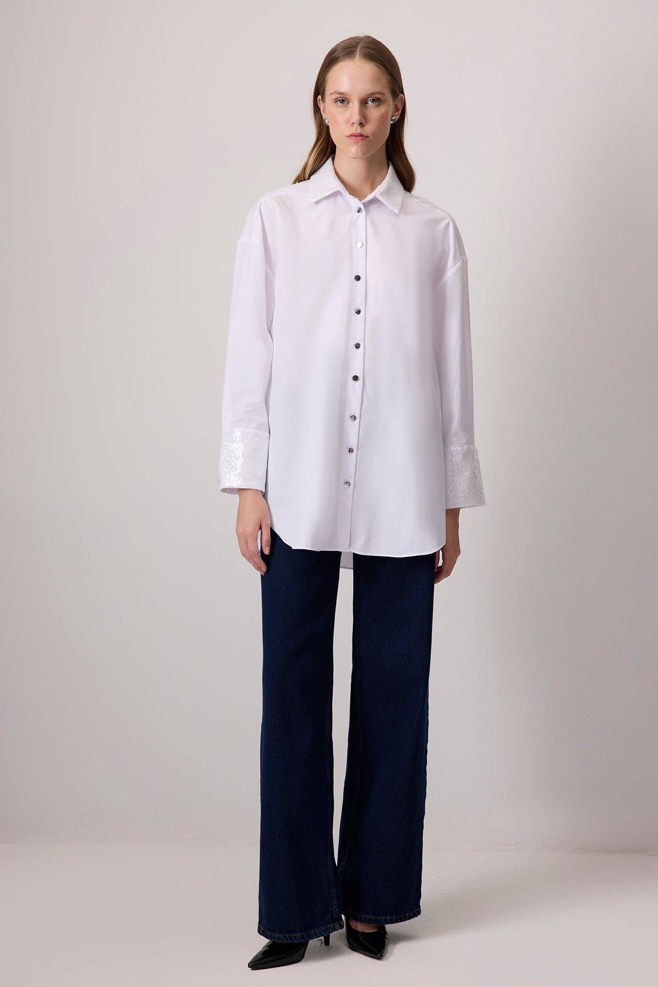 Camicia oversize in popeline bianco con colletto e polsini in paillettes