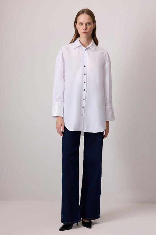 Camicia oversize in popeline bianco con colletto e polsini in paillettes