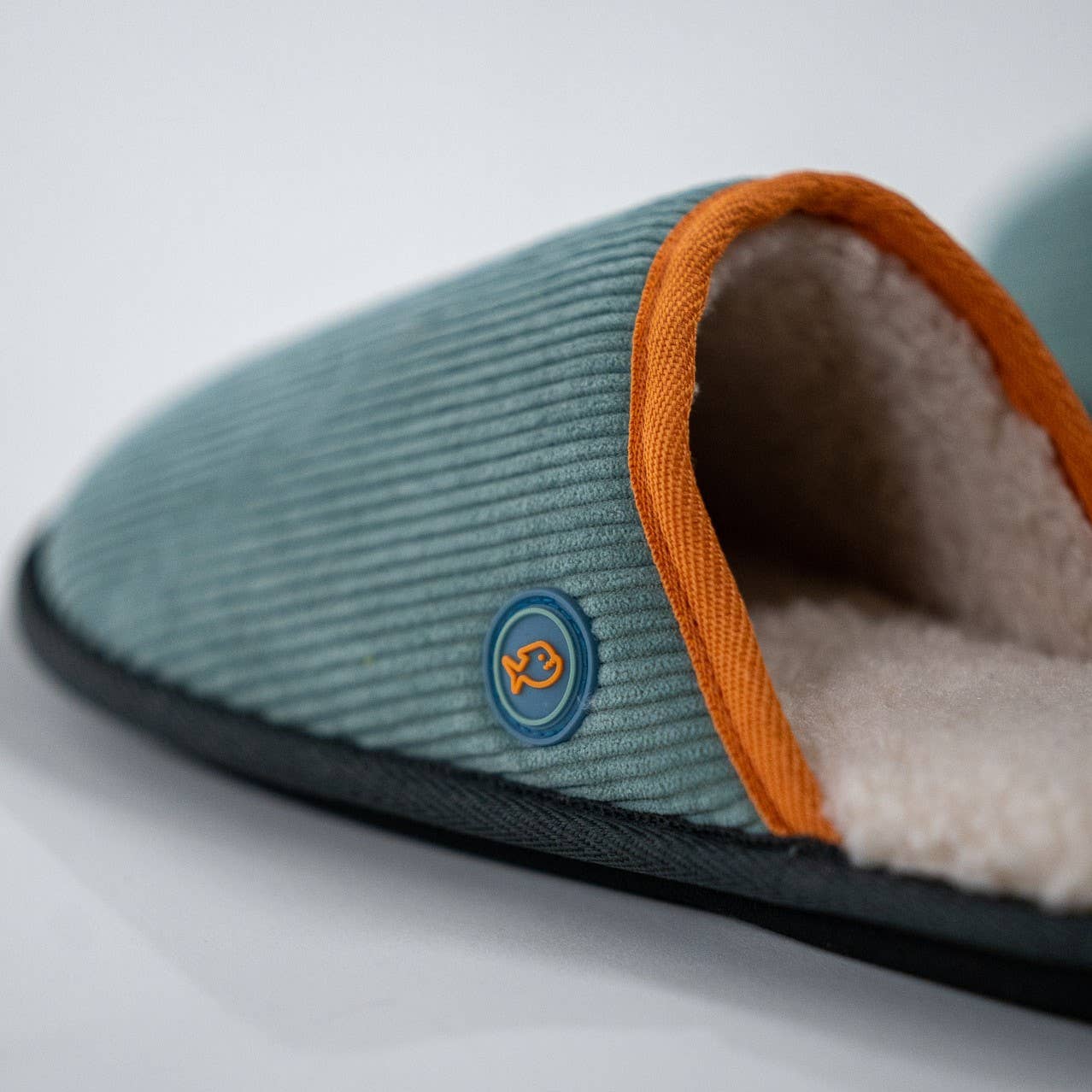 Pantofole in velluto blu con interno in sherpa