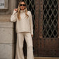 Maglione beige in maglia morbida con dolcevita