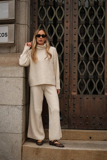 Maglione beige in maglia morbida con dolcevita