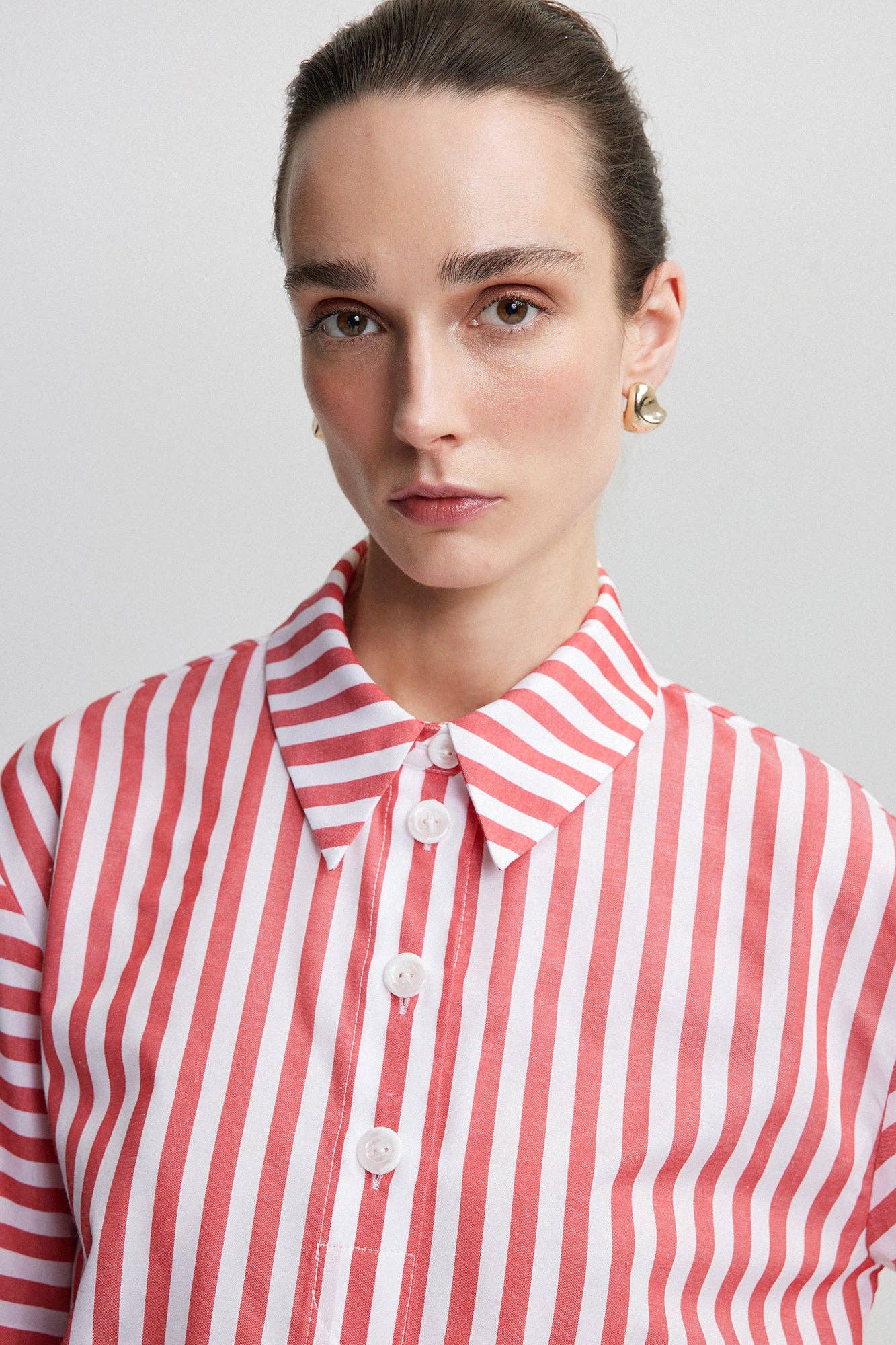 Camicia a righe rosse con bottoni a vista