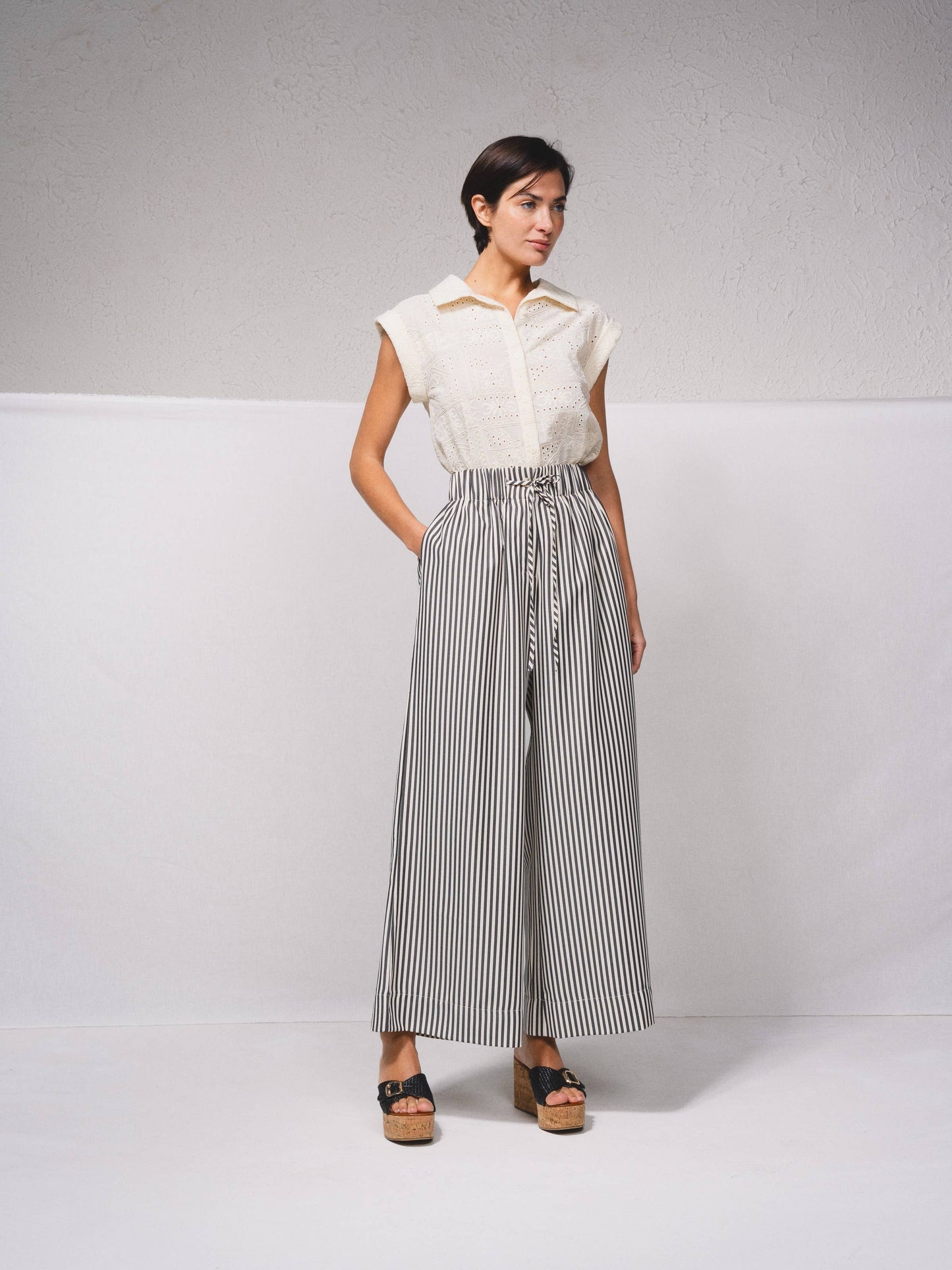 Pantaloni palazzo a righe con vita elasticizzata e laccio