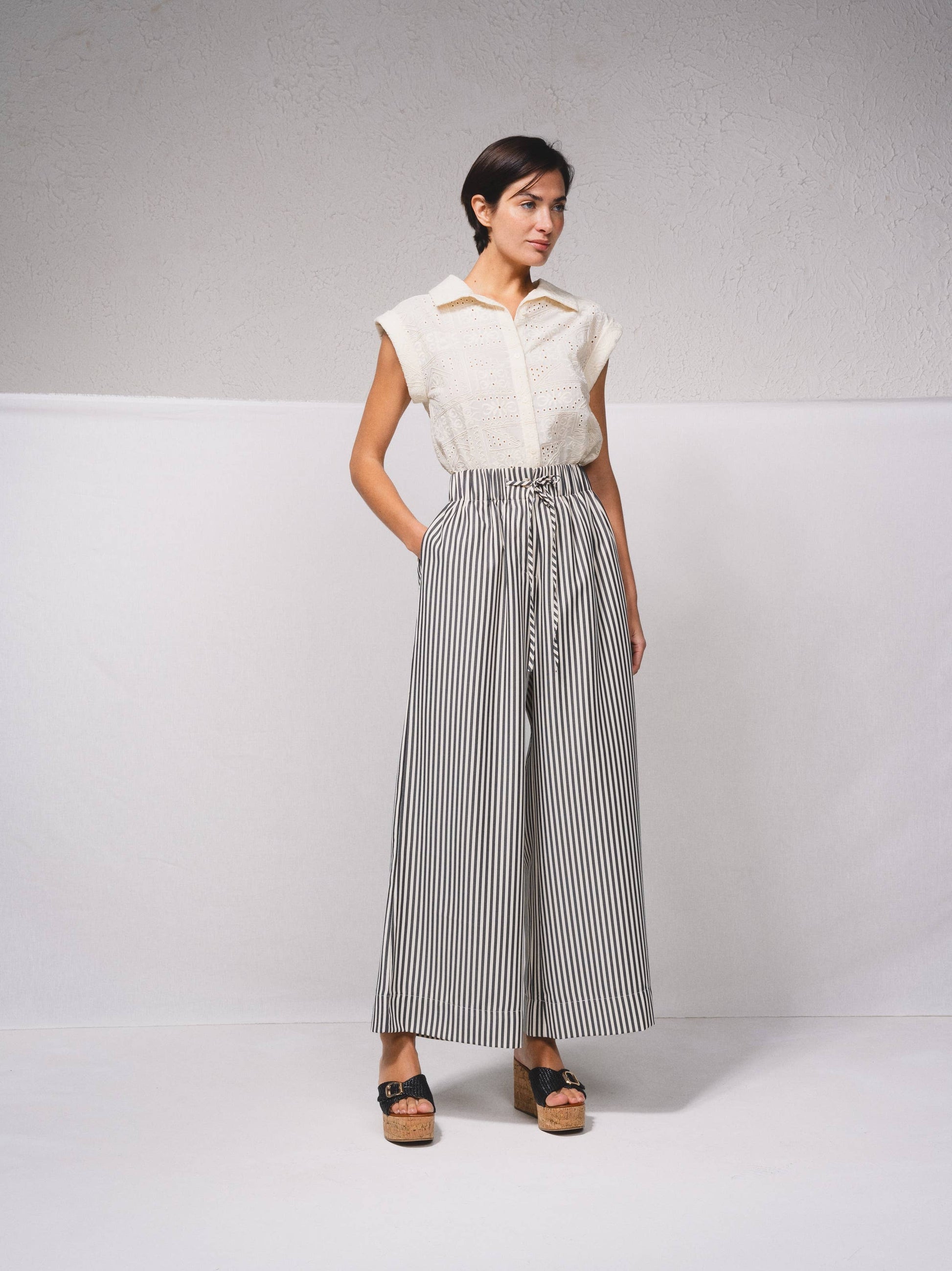 Pantaloni palazzo a righe con vita elasticizzata e laccio