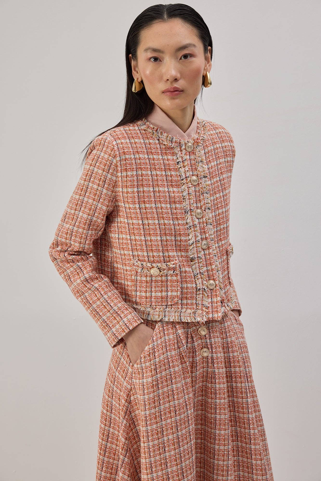 Completo in tweed con giacca corta e gonna lunga