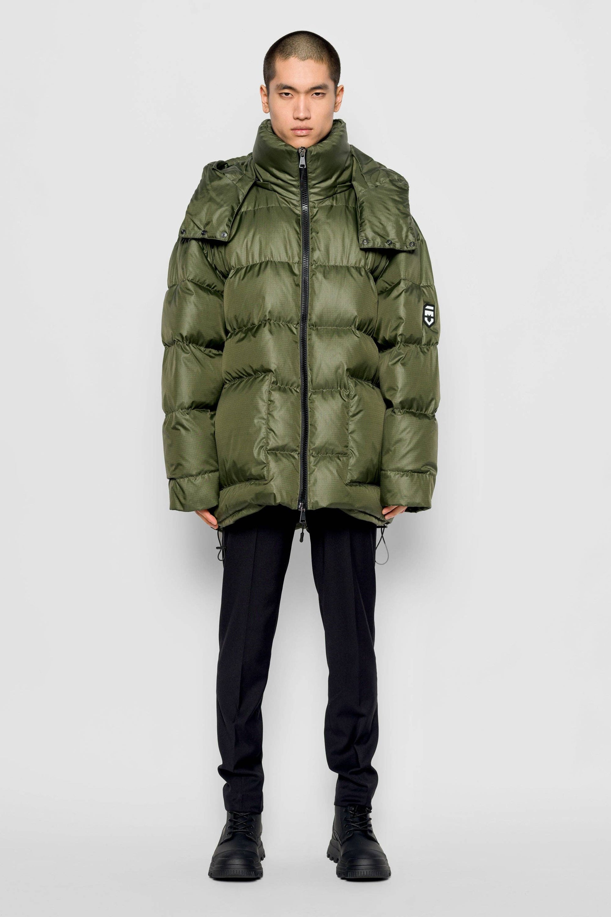 Piumino oversize Iconica verde militare con cappuccio rimovibile