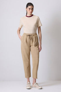 T-shirt in cotone beige con collo a costine a contrasto