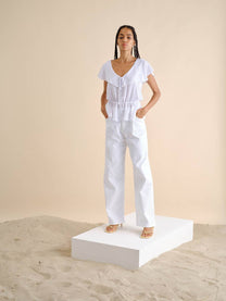 Blusa bianca con volant e scollo a V