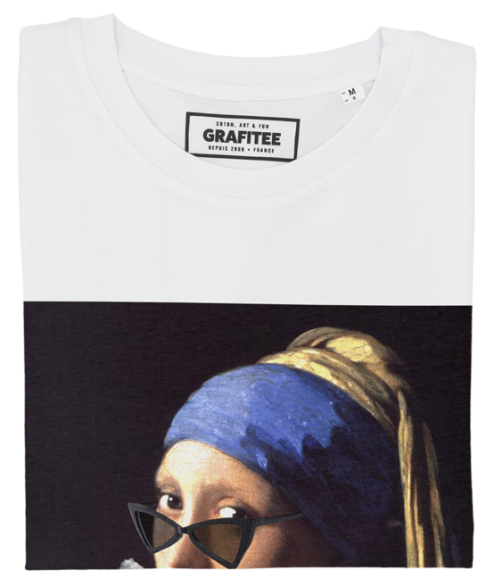 T-shirt unisex bianca con stampa artistica “La ragazza con la sigaretta”