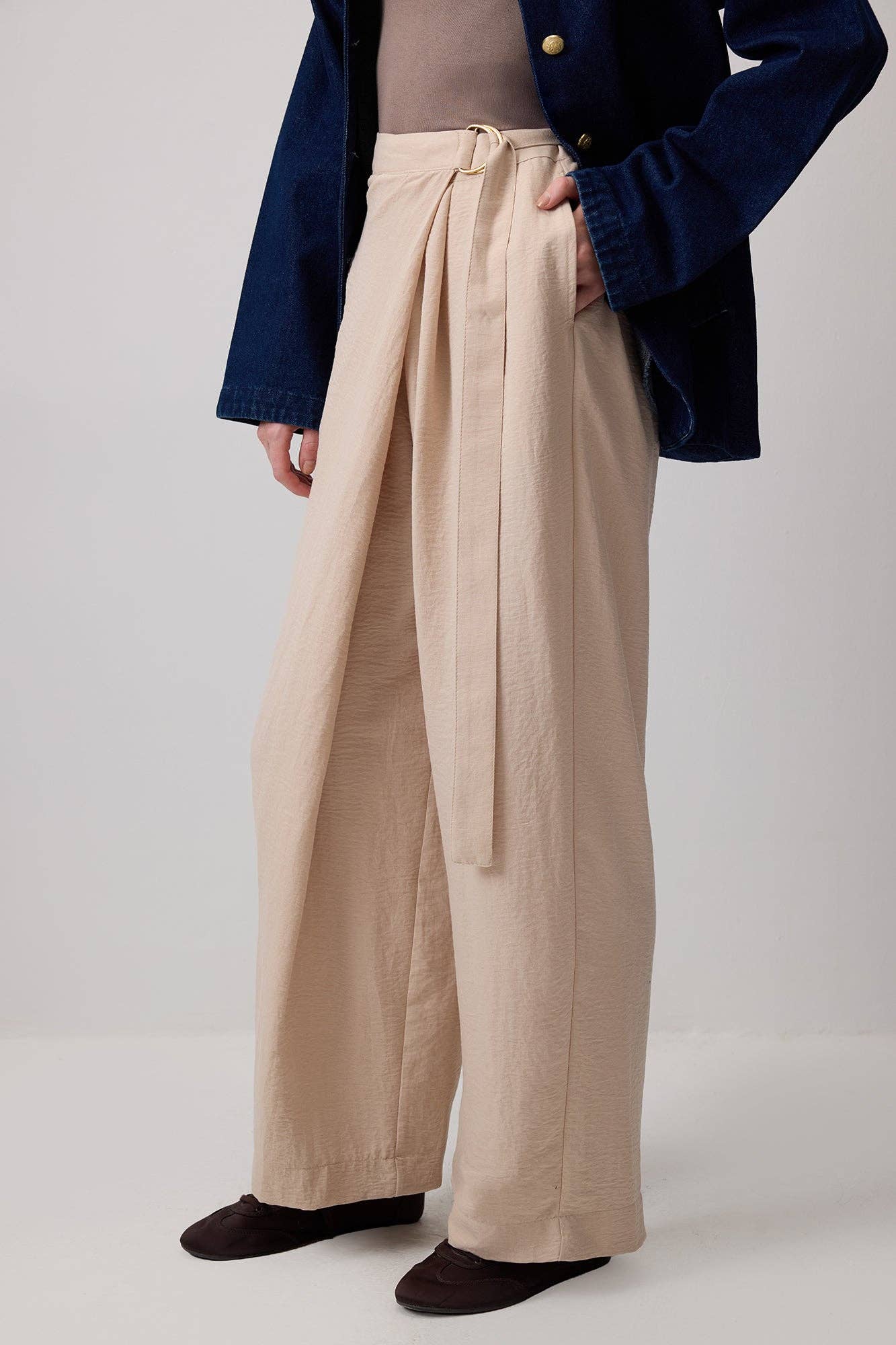 Pantaloni beige a gamba larga con cintura avvolgente