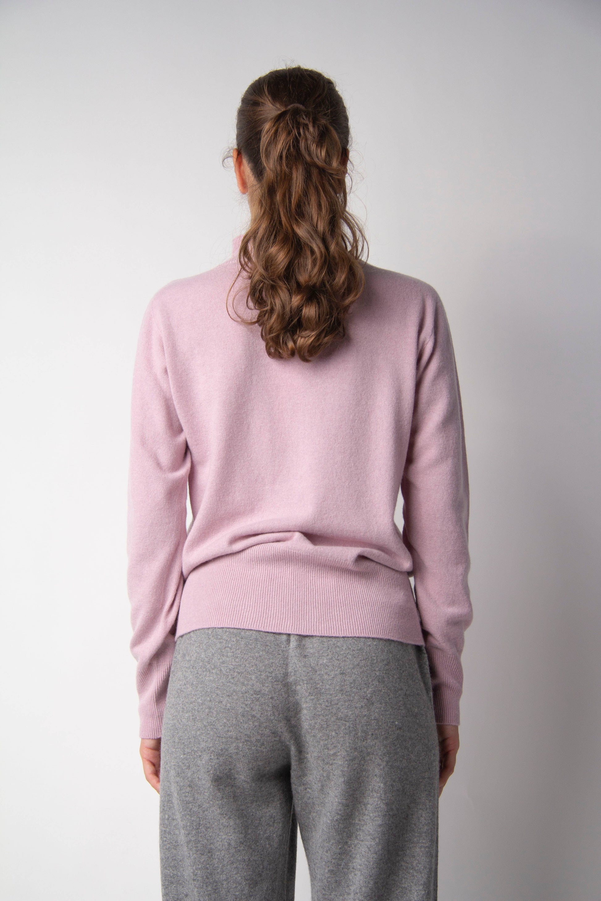 Maglia dolcevita in misto cashmere con lavorazione 3D