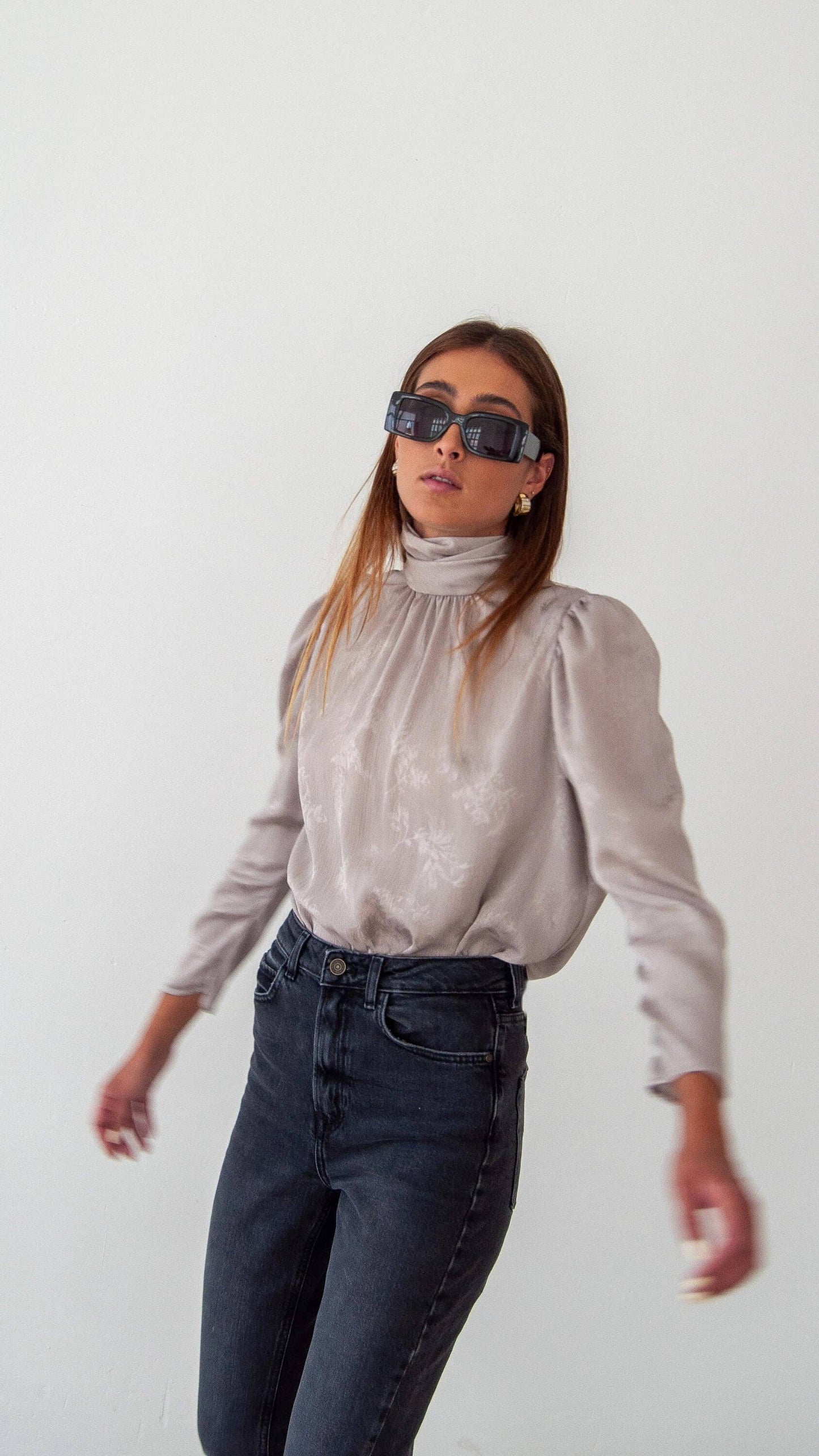 Blusa jacquard con collo alto e maniche a sbuffo