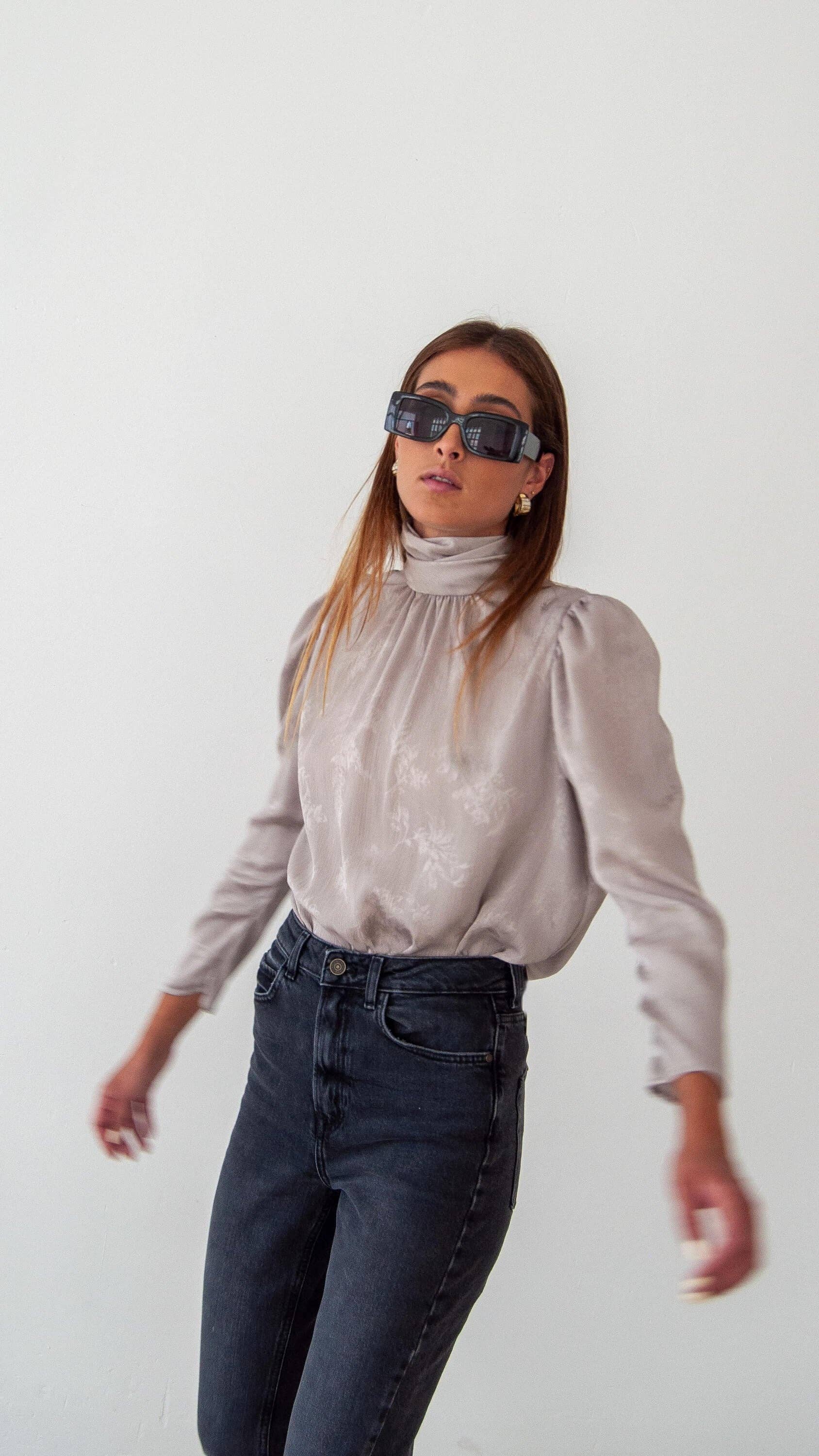 Blusa jacquard con collo alto e maniche a sbuffo