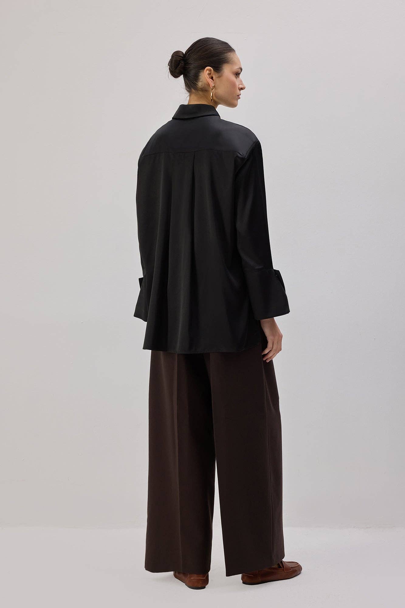 Camicia in raso nera con polsini maxi