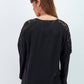 Blusa nera con inserti in pizzo e laccio al collo