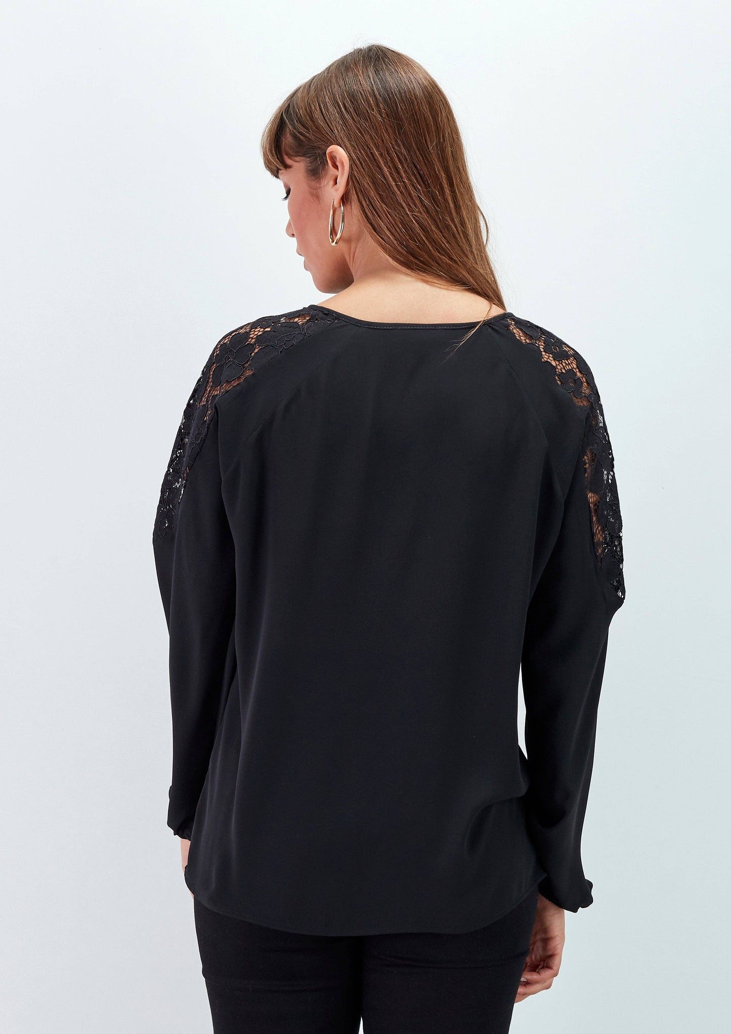 Blusa nera con inserti in pizzo e laccio al collo