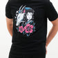 T-shirt unisex nera con stampa “La bambina, il drago e il fiore”