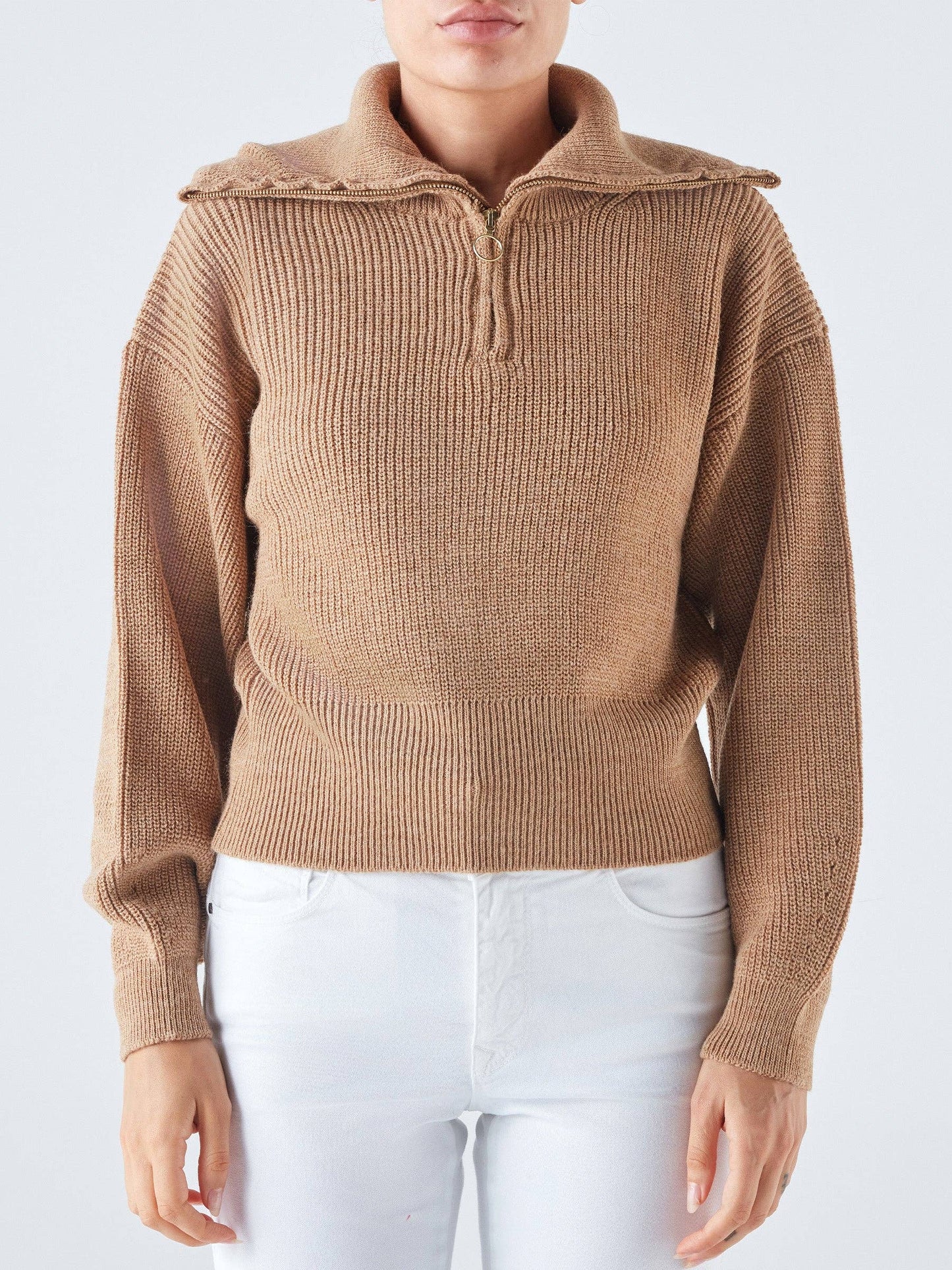 Maglia a costine con zip e collo ampio