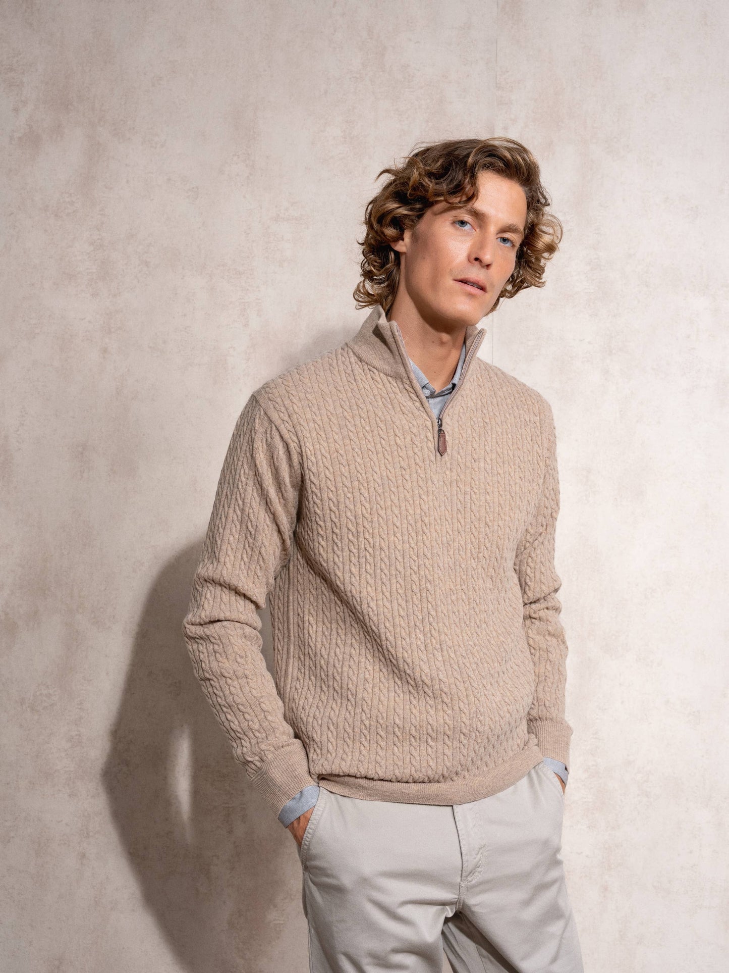 Maglia uomo a mezza zip in cotone con lavorazione a trecce