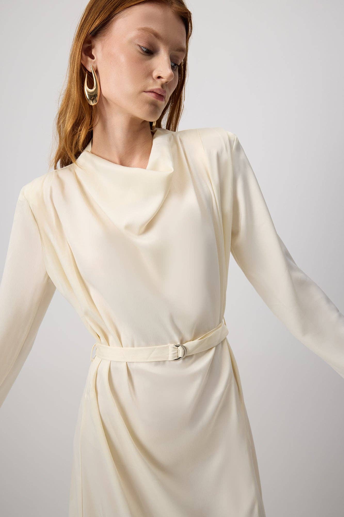 Abito lungo elegante in raso con cintura e scollo a cappuccio