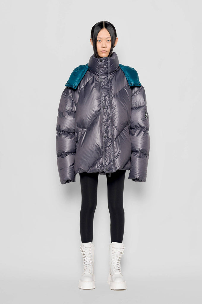 Piumino oversize bicolore con cappuccio rimovibile