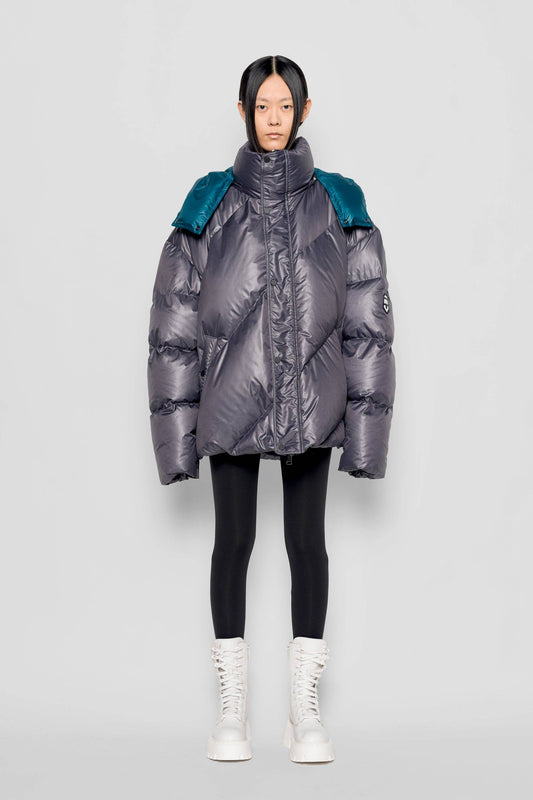 Piumino oversize bicolore con cappuccio rimovibile