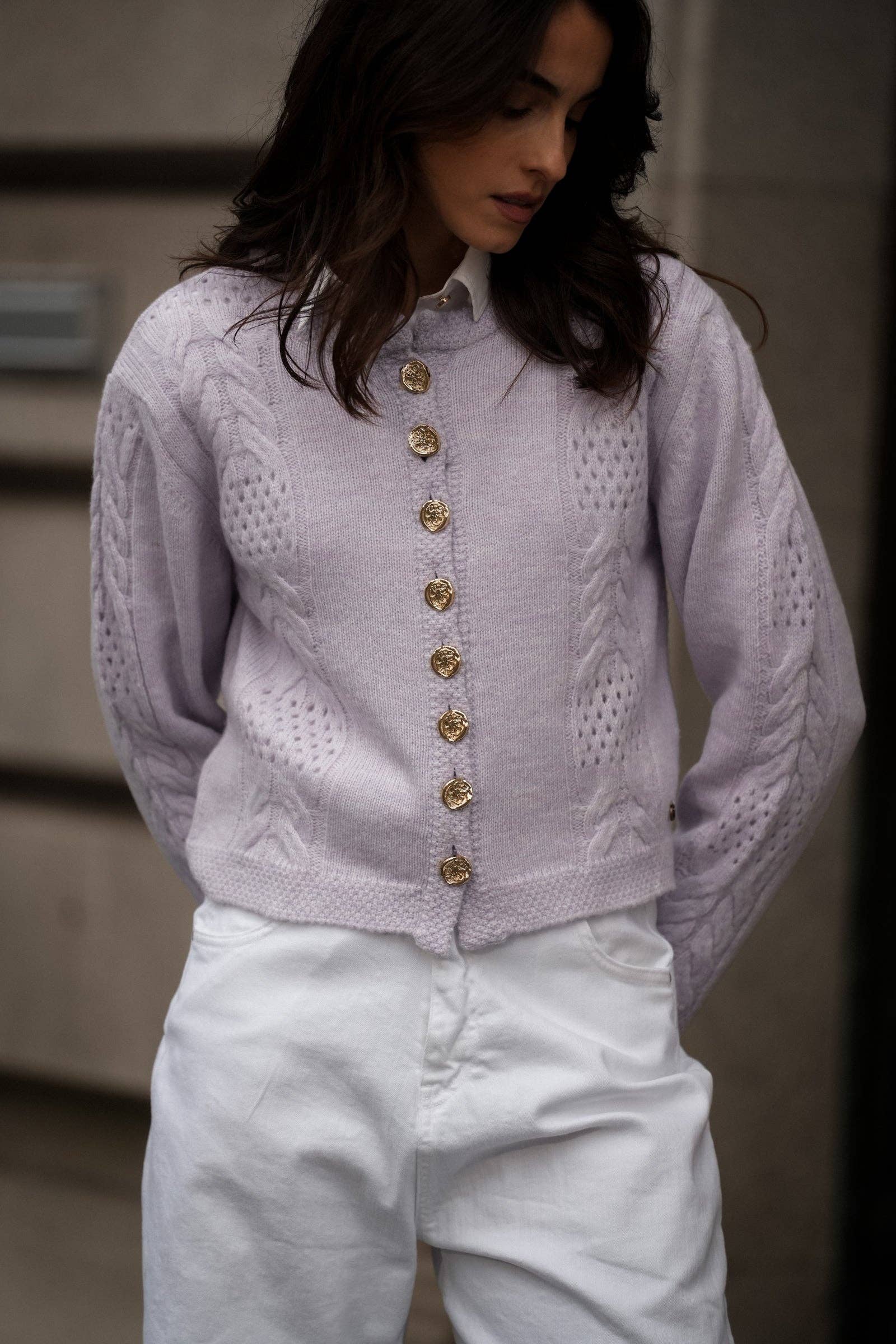 Cardigan corto in maglia con bottoni dorati