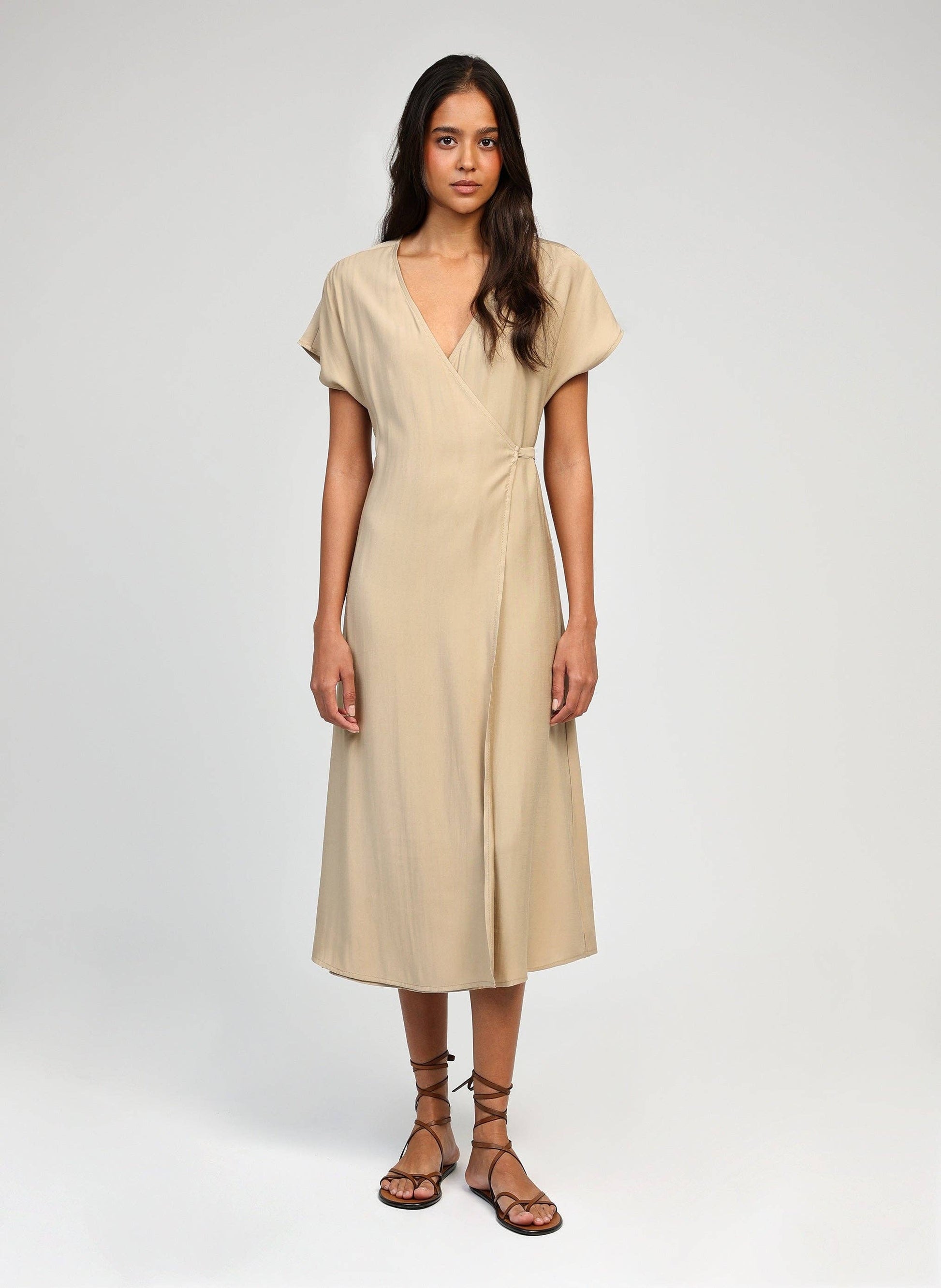 Abito midi beige Mikima in rayon con scollo a V