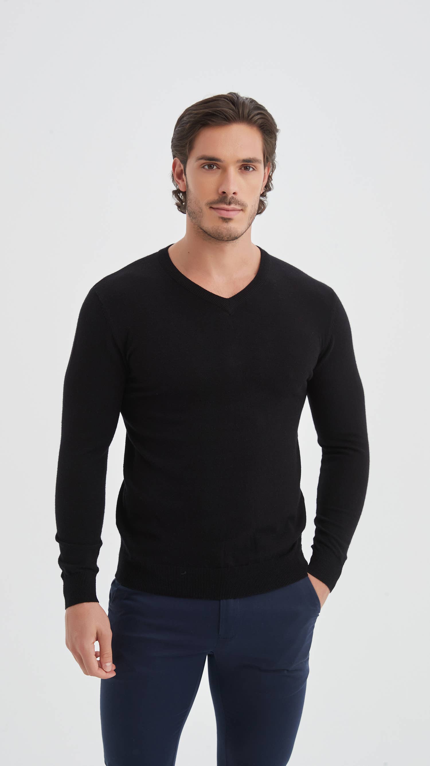 Maglione nero con scollo a V effetto cashmere