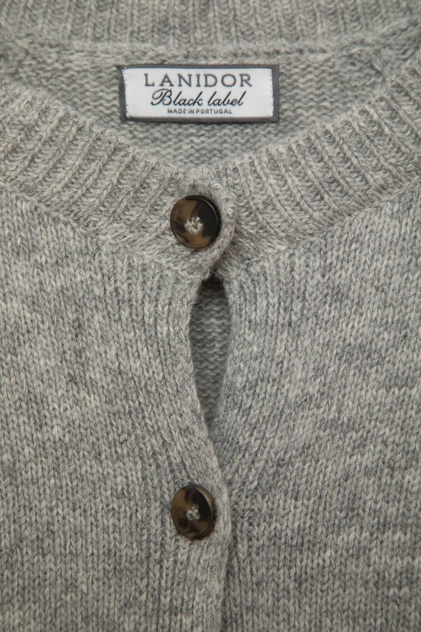 Cardigan in lana a maglia rasata con bottoni a contrasto