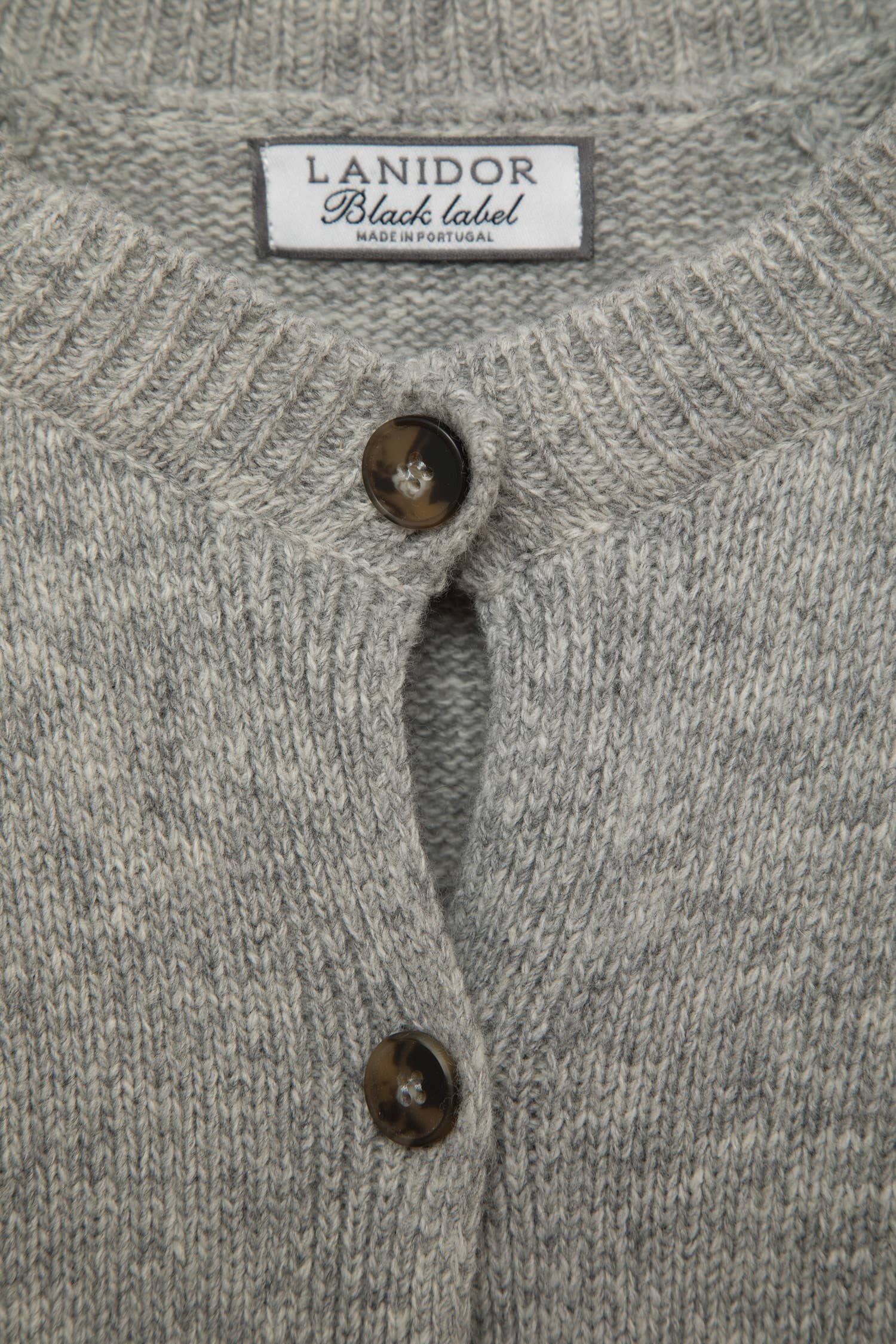 Cardigan in lana a maglia rasata con bottoni a contrasto