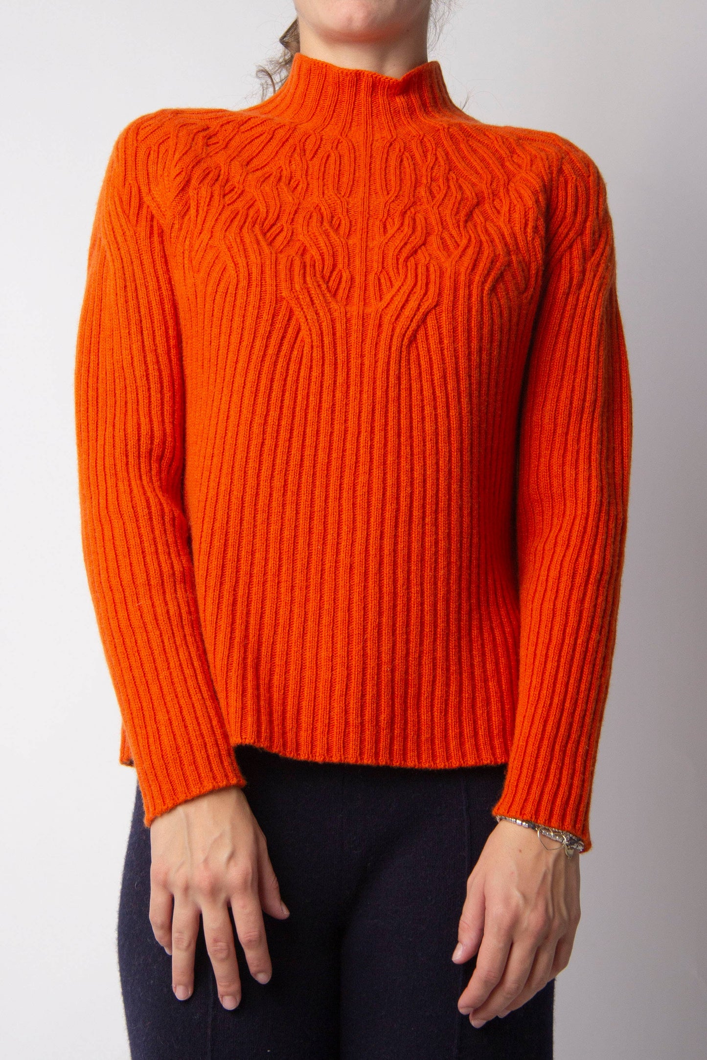 Maglione a collo alto in misto cashmere con trecce 3D