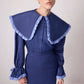 Camicia blu navy con maxi colletto a contrasto e volant