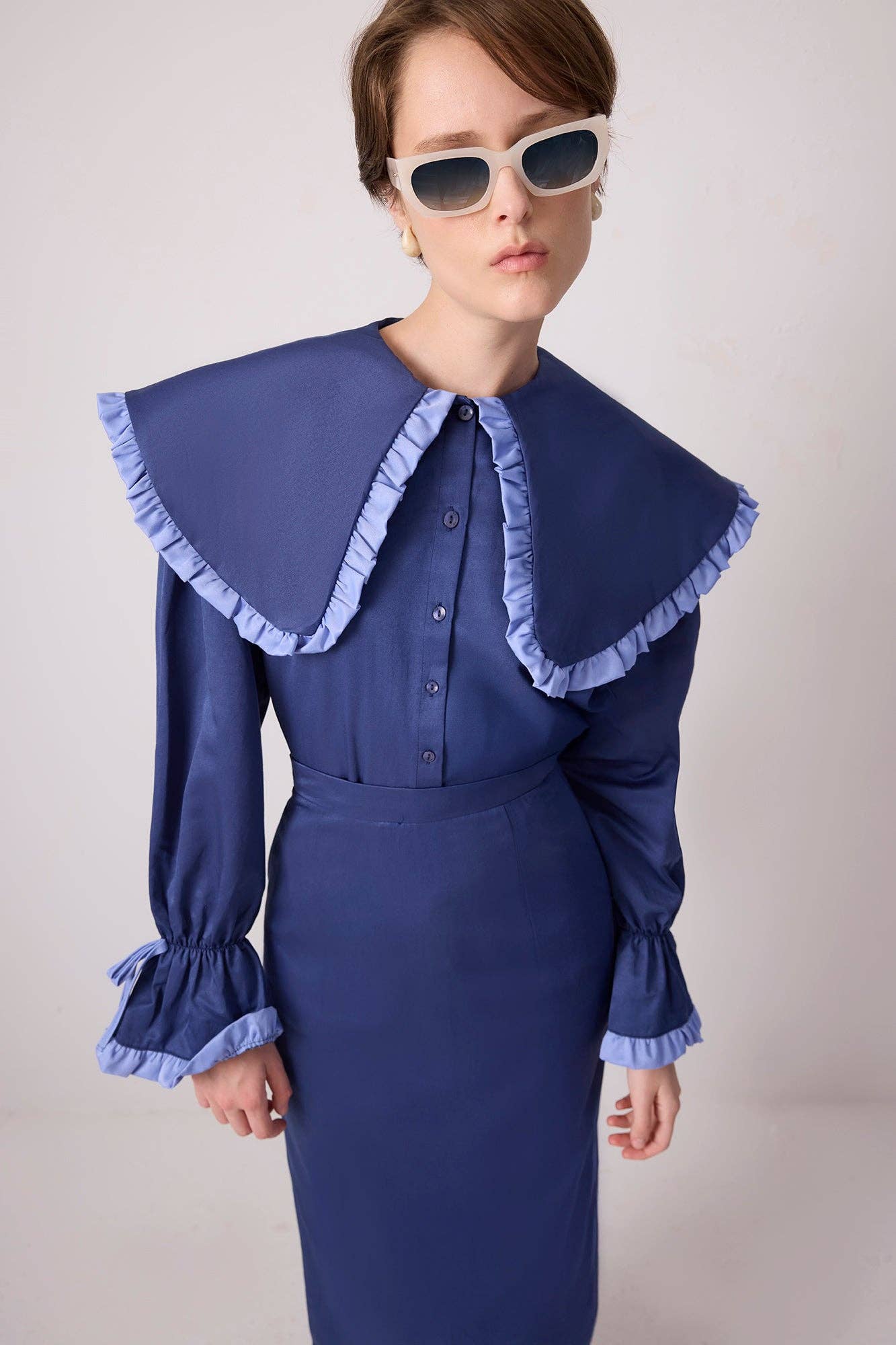 Camicia blu navy con maxi colletto a contrasto e volant