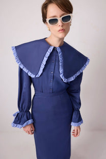 Camicia blu navy con maxi colletto a contrasto e volant