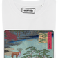 T-shirt unisex bianca con stampa Kodama galleggiante