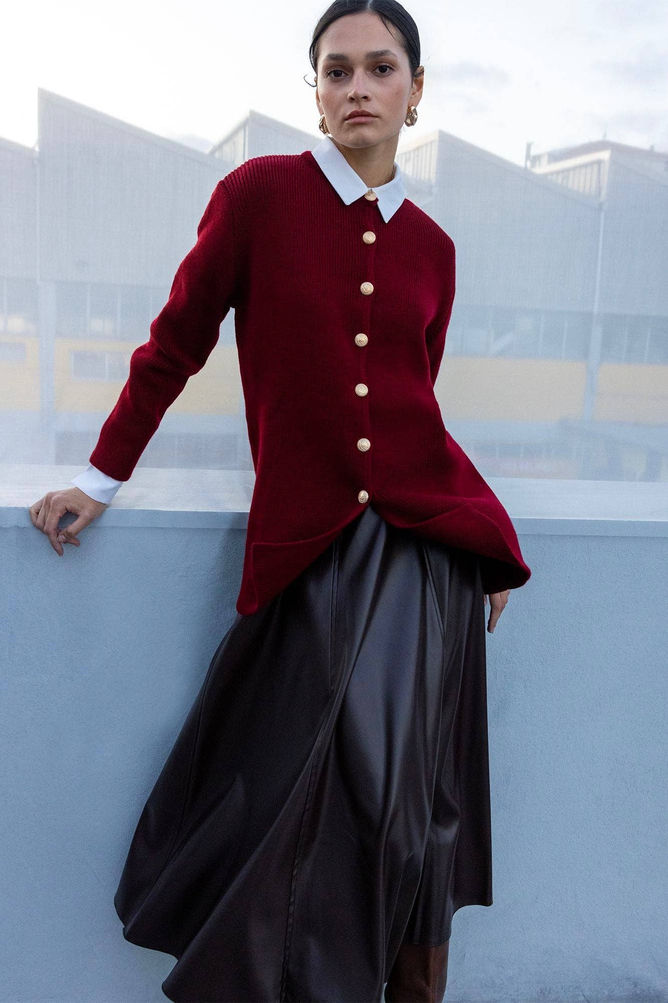 Cardigan lungo bordeaux con bottoni dorati