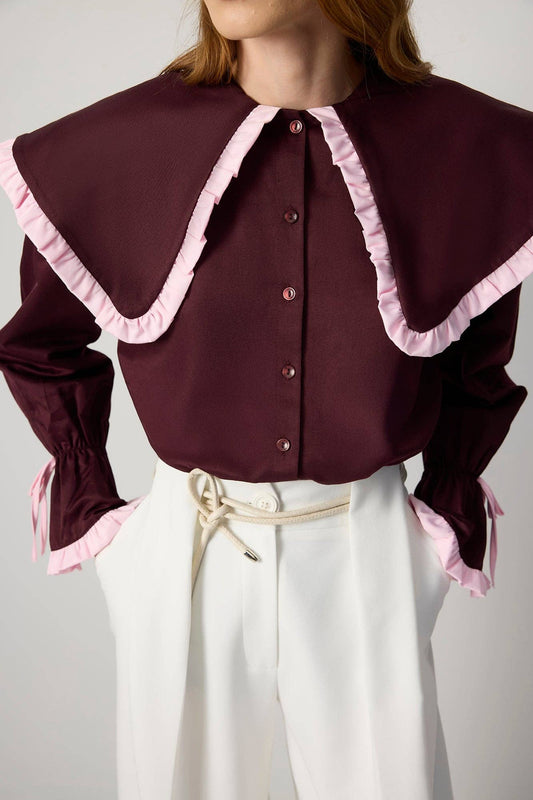 Camicia bordeaux con maxi colletto a contrasto e volant