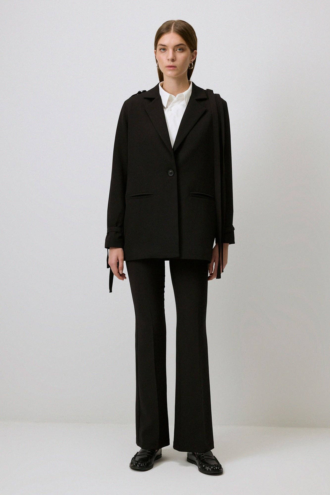 Blazer nero con dettagli metallici