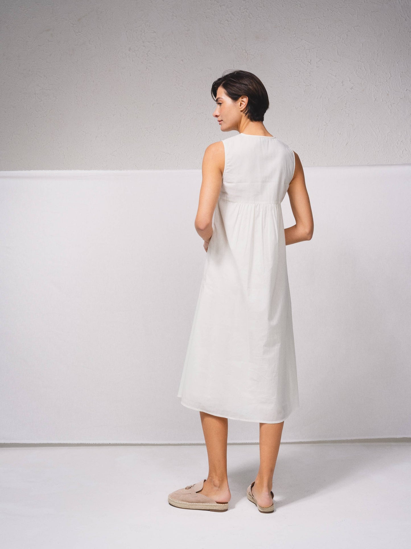 Abito midi a trapezio in cotone con scollo a V