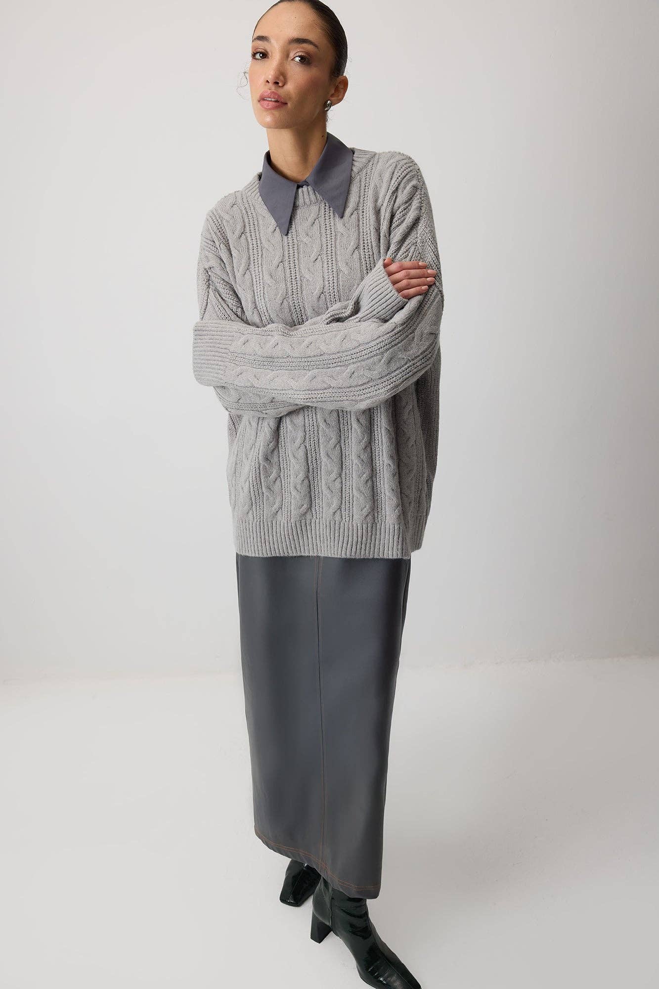 Maglione girocollo in maglia a trecce grigio