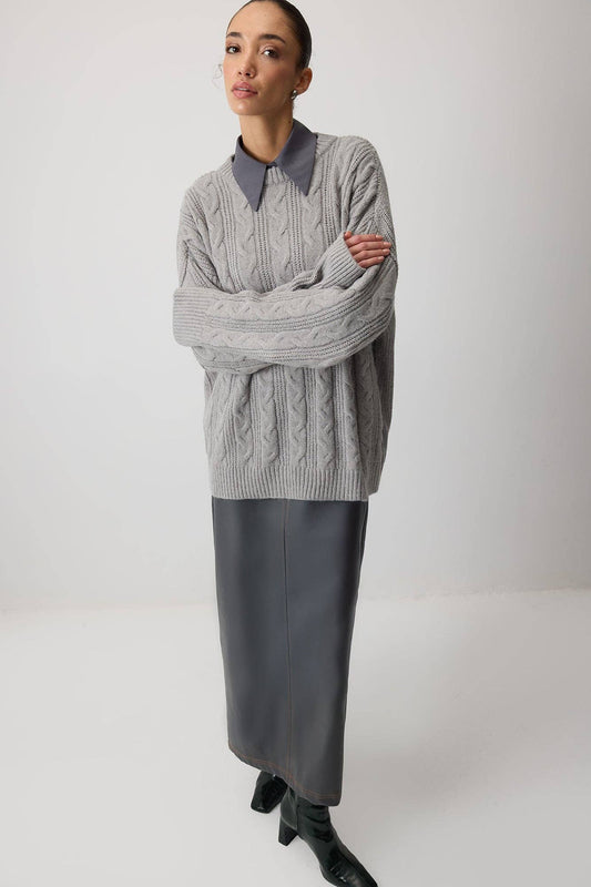 Maglione girocollo in maglia a trecce grigio