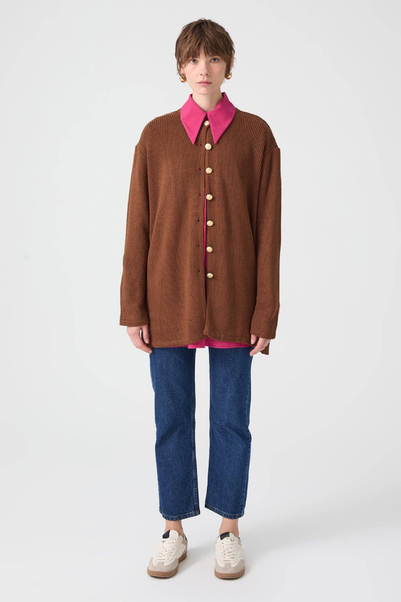 Cardigan lungo marrone con bottoni dorati