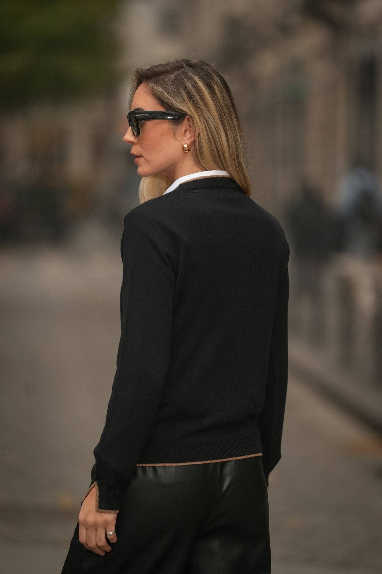 Maglia con scollo a V e profili a contrasto