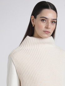 Gilet in maglia a coste con collo alto