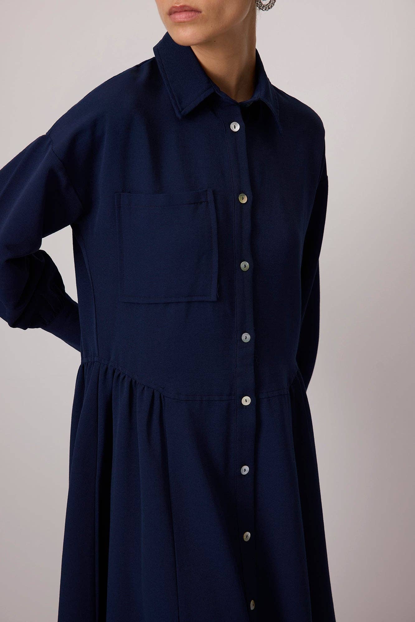 Abito camicia maxi in misto lino blu navy con bottoni