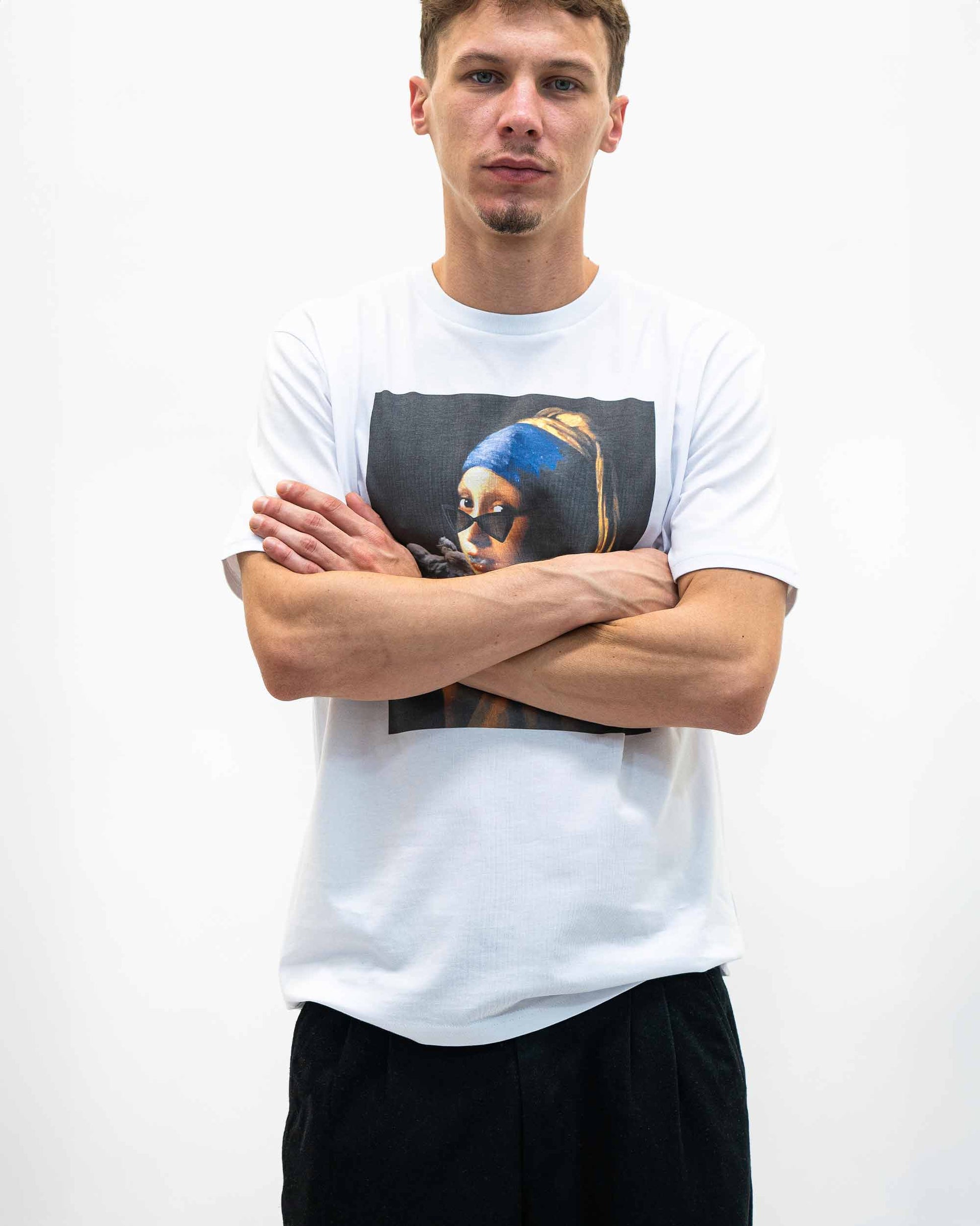 T-shirt unisex bianca con stampa artistica “La ragazza con la sigaretta”