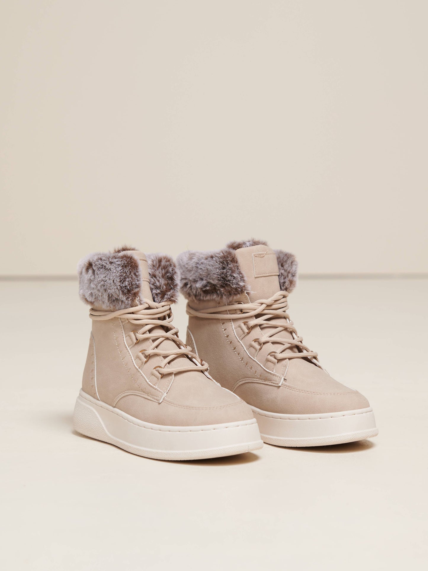 Stivali in eco-pelle con bordo in pelliccia